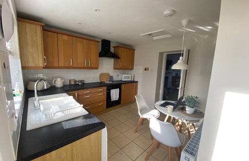 Pentre Berw Casa | Anglesey Retreat - 2 Beds - Sleeps 3 - Parking