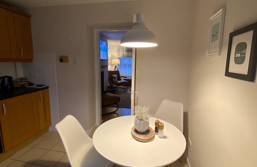 Pentre Berw Casa | Anglesey Retreat - 2 Beds - Sleeps 3 - Parking