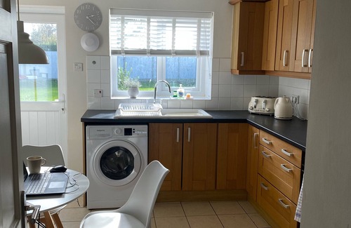 Pentre Berw Casa | Anglesey Retreat - 2 Beds - Sleeps 3 - Parking
