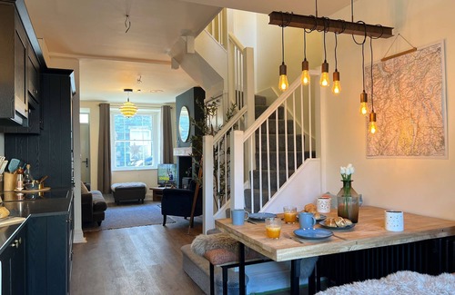 Keswick Cabaña | Anley Cottage, Keswick with wood burning stove, sunny garden and private parking.