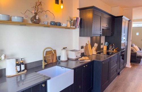 Keswick Cabaña | Anley Cottage, Keswick with wood burning stove, sunny garden and private parking.