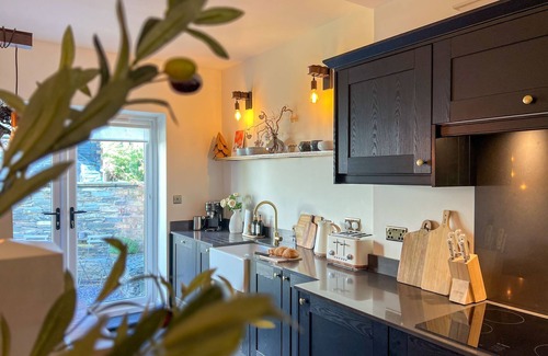Keswick Cabaña | Anley Cottage, Keswick with wood burning stove, sunny garden and private parking.