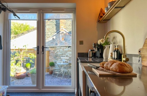 Keswick Cabaña | Anley Cottage, Keswick with wood burning stove, sunny garden and private parking.
