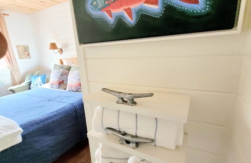 Bay of Fundy & Annapolis Valley Cabaña | Annapolis Valley Lakefront Vacation Home with Outdoor Pizza Oven