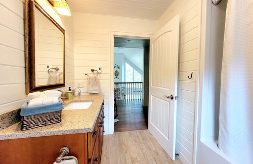 Bay of Fundy & Annapolis Valley Cabaña | Annapolis Valley Lakefront Vacation Home with Outdoor Pizza Oven