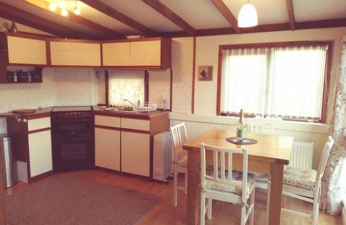 Builth Wells Chalet De Esquí | Anne's Lodge Caerberis Holiday Park, dog friendly