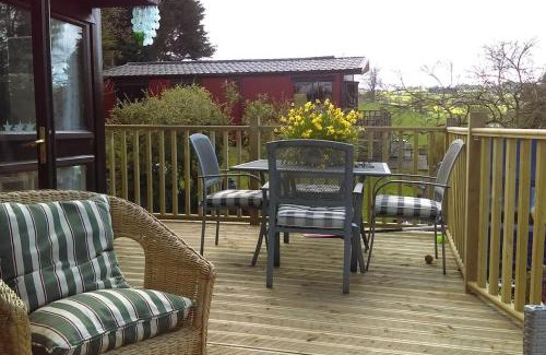 Builth Wells Chalet De Esquí | Anne's Lodge Caerberis Holiday Park, dog friendly