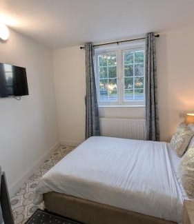 South Ruislip Casa | Annexe Studio private entrance, hallway and parking