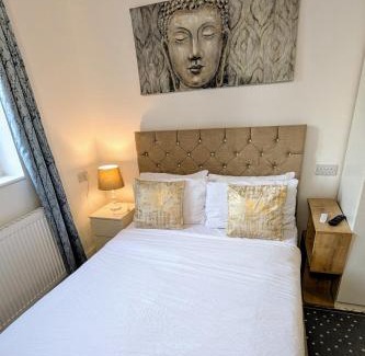 South Ruislip Casa | Annexe Studio private entrance, hallway and parking