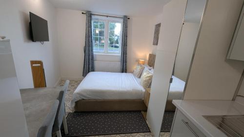 South Ruislip Casa | Annexe Studio private entrance, hallway and parking
