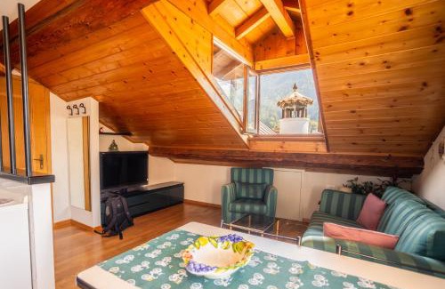 Fiera di Primiero Apartamento | Antica Rosa - Mansarda vista montagna con posto auto scoperto