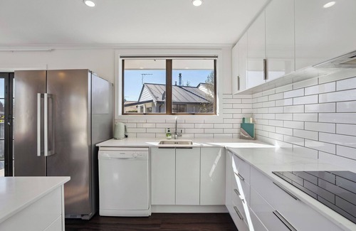 Lowburn Casa | Antimony Retreat - Cromwell Holiday Home