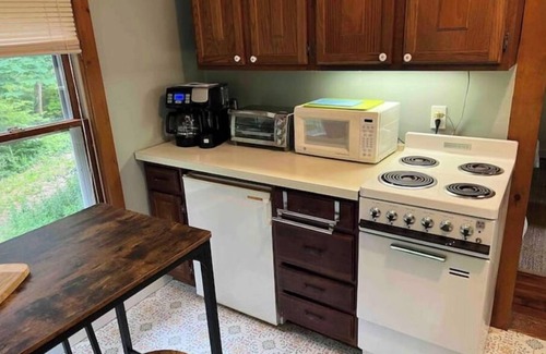 Orleans Cabaña | Antique Cottage with King Bed, Kitchen, Bath, Private Yard & Path to Arey's Pond