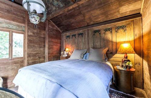 Petaluma Casa | Antique Indonesian Teakwood Cottage for a Romantic Getaway in Petaluma, California