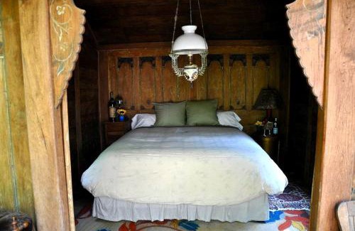 Petaluma Casa | Antique Indonesian Teakwood Cottage for a Romantic Getaway in Petaluma, California