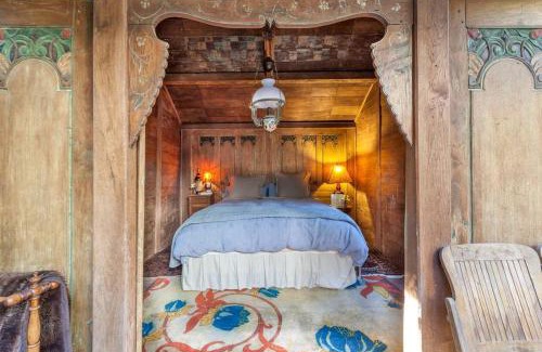 Petaluma Casa | Antique Indonesian Teakwood Cottage for a Romantic Getaway in Petaluma, California