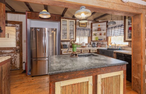 Ingram Otro | Antique log home, built in 1852 in St. Geneviève, MO