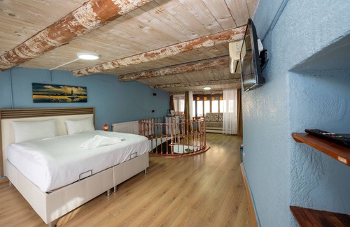 Talimhane Casa | Antique Terrace Room just 50 Mt away to Taksim square