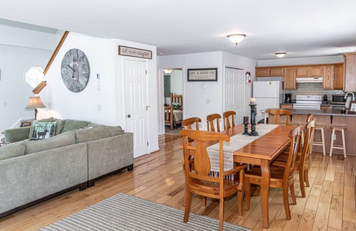 Briar Crest Woods Chalet De Esquí | Antler Chalet - Sleeps 10, Hot tub, Gameroom ~ 4 minutes to Big Boulder!