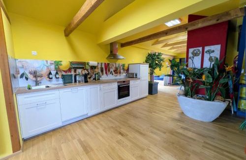 Prebuch Apartamento | Anton's bunte Welt (100 m², Parkplatz, Garten und viel mehr)