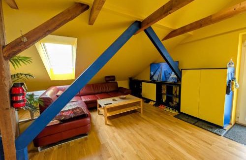 Prebuch Apartamento | Anton's bunte Welt (100 m², Parkplatz, Garten und viel mehr)