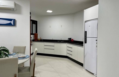 Ingleses Centro Apartamento | Apenas 3 Minutos do Mar com Piscina Incrível