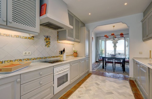 Bahia de Casares Apartamento | Apartamento "Penthouse La Perla de la Bahia 3" con vistas al mar, piscina compartida y Wi-Fi
