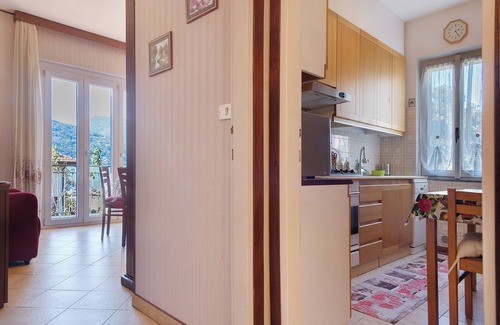 Maccagno Apartamento | Apartamento 'Casa Rosanna - Vista Lago' con vistas al lago, jardín compartido y balcón