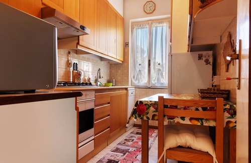Maccagno Apartamento | Apartamento 'Casa Rosanna - Vista Lago' con vistas al lago, jardín compartido y balcón