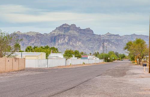 Apache Junction Casa | Apache Junction Home with Covered Deck and Grill