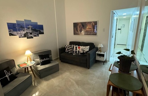 Copacabana Apartamento | Apartment located on Copacabana Beach, sea view, living room and bedroom