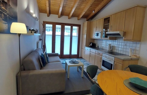 Colà Di Lazise Apartamento | Apart Dina Lazise, pool, parking, WIFI, KLima, garden, laundry package