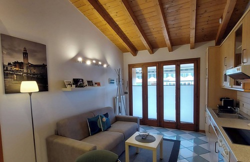 Colà Di Lazise Apartamento | Apart Dina Lazise, pool, parking, WIFI, KLima, garden, laundry package