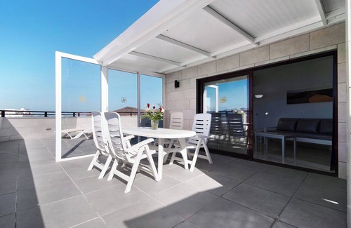 Las Palmas de Gran Canaria Apartamento | Apartamento "Ático Delux 80" con vistas al mar, WiFi y terraza en la azotea