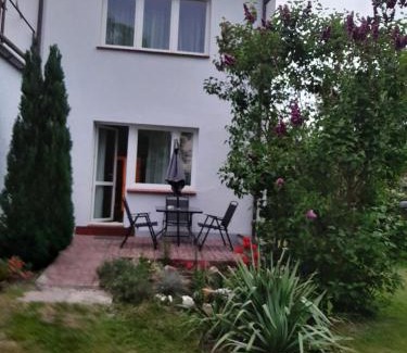 Krokowa Apartamento | Apartament – 3 pokojowe dwupoziomowe mieszkanie z ogrodem