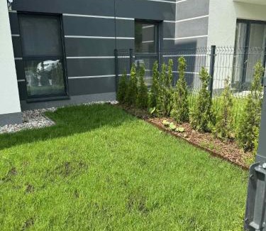 Bialoleka Apartamento | Apartament Burgund 2 pokojowy z ogródkiem lub pokoje ze wspólną kuchnią i łazienką