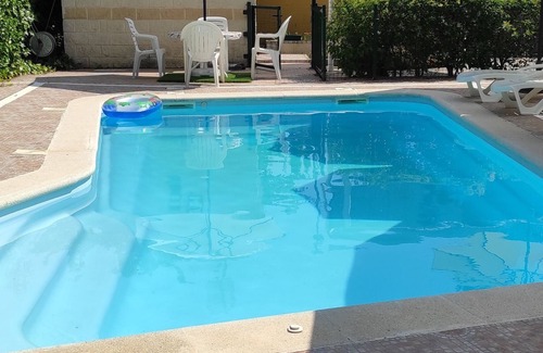 Zaragoza Apartamento | Habitaciones en planta superior independiente con piscina y barbacoa