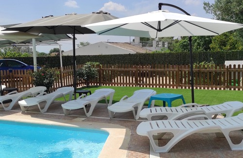 Zaragoza Apartamento | Habitaciones en planta superior independiente con piscina y barbacoa