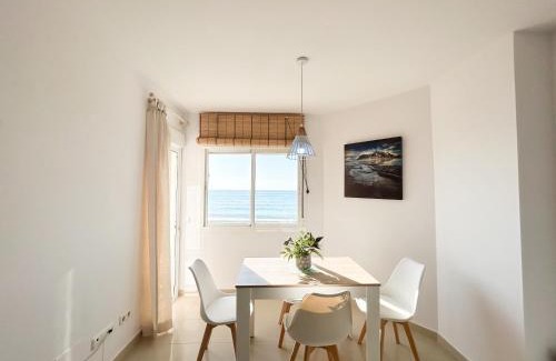 San Luis de Sabinillas Apartamento | Apartamento en 1ª línea de la playa de Sabinillas con vistas al mar