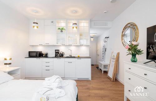 Pobierowo Apartamento | Apartament Golden Mirror z basenami, strefą saun,jacuzzi W CENIE!- Pinea Apartments Pobierowo-SANNEL Apartments for rent