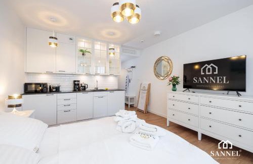 Pobierowo Apartamento | Apartament Golden Mirror z basenami, strefą saun,jacuzzi W CENIE!- Pinea Apartments Pobierowo-SANNEL Apartments for rent