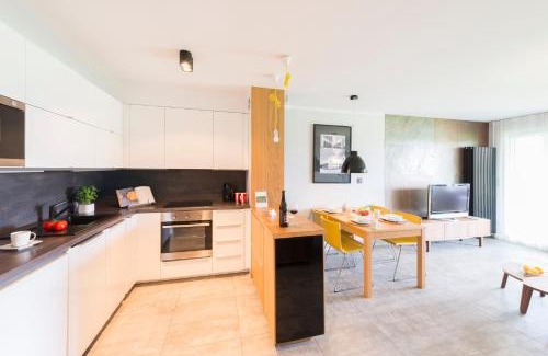 Niesulice Apartamento | Apartament Kalinowo Golf - salon z opcją spania, kuchnia i 2 sypialnie, 1-6 osób