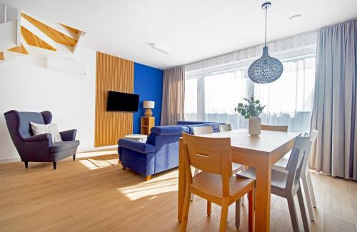 Rewal Apartamento | Apartament SUPERIOR Rewal - dwupoziomowy z ogródkiem, całoroczny