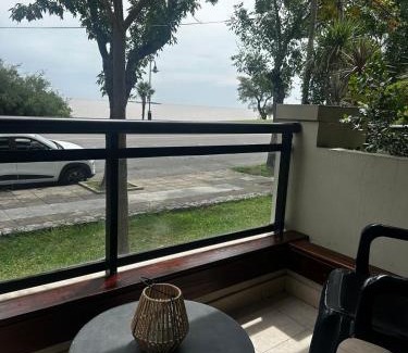 Real de San Carlos Apartamento | Apartamento con vista al Rio y frente a la playa