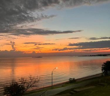 Real de San Carlos Apartamento | Apartamento con vista al Rio y frente a la playa
