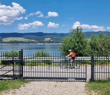 Frydman Apartamento | APARTAMENT Z POMOSTEM nad Jeziorem Czorsztyńskim