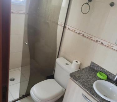Ocian Apartamento | Apartamento 02 Dormitórios na PRAIA GRANDE OCIAN, fica a 100 metros da praia , tem churrasqueira ,sendo 01 suíte
