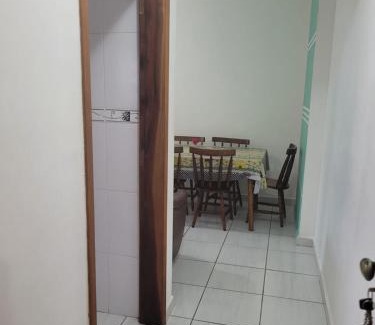 Ocian Apartamento | Apartamento 02 Dormitórios na PRAIA GRANDE OCIAN, fica a 100 metros da praia , tem churrasqueira ,sendo 01 suíte