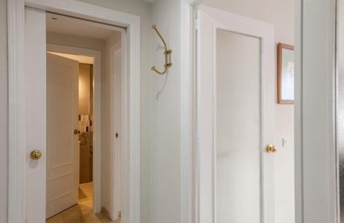 San Bernardo Apartamento | Apartamento cerca del Alcázar con garaje privado