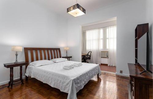 Copacabana Apartamento | Apartamento Clásico com Ar, WIFI e Garagem